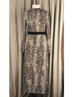 Esra Eşarp Yılan Derisi Desenli Hakim Yaka - Kuşaklı Uzun Kollu Tesettür Elbise