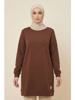 Modarte Kadın Kahverengi V Dikiş Detaylı Uzun Sweat Tunik – Rahat Kalıp Günlük Tesettür Tunik