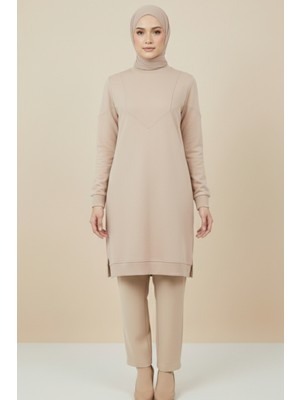 Modarte Kadın Krem V Dikiş Detaylı Uzun Sweat Tunik – Rahat Kalıp Günlük Tesettür Tunik