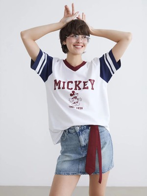 LC Waikiki Beyaz V Yaka Mickey Mouse Baskılı Oversize Kadın Tişört