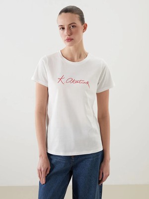 LC Waikiki Ekru Bisiklet Yaka Atatürk Imza Baskılı Kadın Tişört