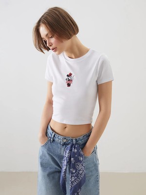 LC Waikiki Beyaz Bisiklet Yaka Minnie Mouse Nakışlı Crop