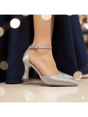 Kindep (Ayem) Burnu Kapalı Damla Taş Detaylı Topuklu Kadın Ayakkabı Gumüş