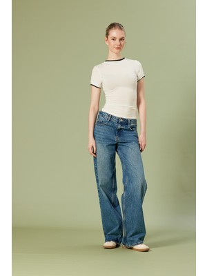 Nisan Triko Kontrast Detaylı T-Shırt