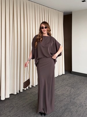 Laluvia Kahverengi Omuz Drapeli Saten Bluz Etek Takım - 8005