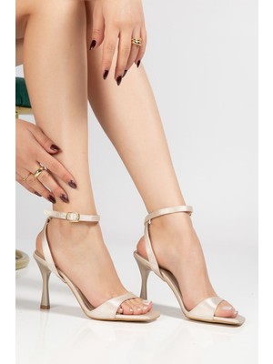 Shemard Kadın Bej Saten Küt Burun Topuklu Ayakkabı