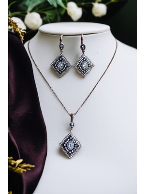 Fayra Accessories Zirkon Taşlı Baklava Figürlü Kolye ve Küpe Seti