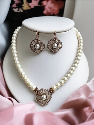 Fayra Accessories Zirkon Taşlı Çiçek Figür Inci Kolye ve Inci Küpe Seti
