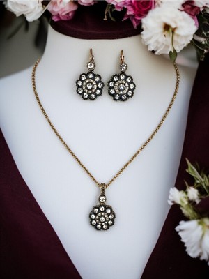 Fayra Accessories Zirkon Taşlı Elmas Montür Çiçek Figürlü Küpe ve Kolye Seti