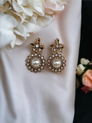 Fayra Accessories Kristal Taşlı Fiyonk ve Papatya Figür Inci Sallantılı Küpe