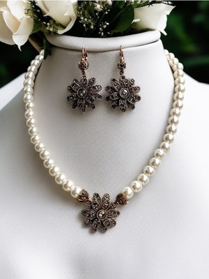 Fayra Accessories Zirkon Taşlı Çiçek Figürlü Inci Kolye ve Küpe Seti