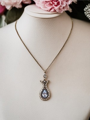 Fayra Accessories Zirkon Taşlı Lale Figürlü Kolye