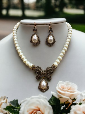Fayra Accessories Kristal Taşlı Fiyonk Figür Tek Sıra Inci Kolye ve Inci Küpe Seti