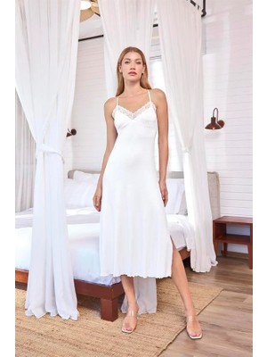 MOTTO10 Butik Dantelli ve Dekolteli Yırtmaçlı Gecelik