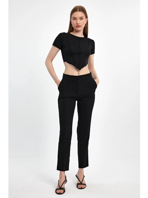 İhraç Pazarı Dikiş Detaylı Asimetrik Kesim Crop Tişört – Esnek Kumaş, Vücuda Oturan Trend Tasarım