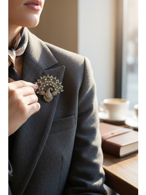 Fayra Accessories Tavuskuşu Figürlü Iğne Yaka Broş