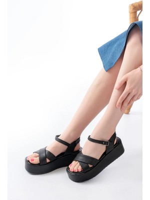 861-1005 Siyah Günlük Çapraz Dolgu Topuk Kadın Sandalet
