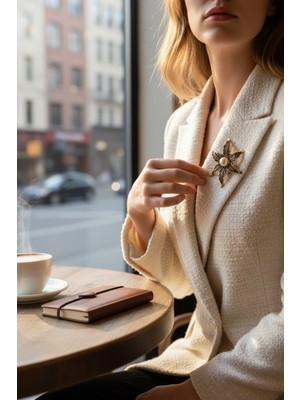 Fayra Accessories Zambak Çiçeği Figür Inci Broş