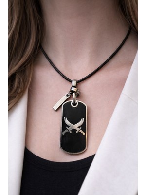 Herşey Nota Siyah Plaka Figürlü Kolye – Siyah Kordonlu Unisex Tasarım