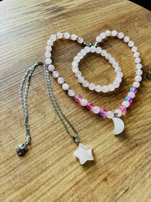 Shine Elagance Gümüş Rengi Çelik Zincir Ucunda Dogaltaş Yıldız Pembe Kuvars ,kombini Pembe ve Termal Kuvars Ucunda Dogaltaş Ay 2'li Kolye ve Dogaltaş Pembe Kuvars Bileklik