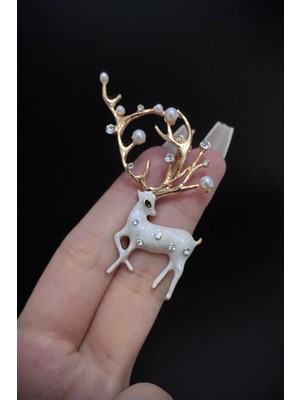 Jaida Moda Kadın Beyaz Inci ve Zirkon Taşlı Sevimli Ren Geyiği Figürlü Broş