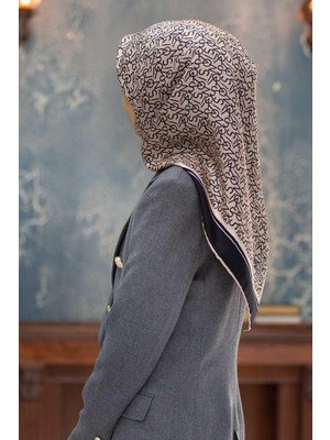 Vissona %100 Twill Ipek Harf Desenli Bej - Siyah Renkli 90X90 Eşarp Dikim Şekli : El Dikişi