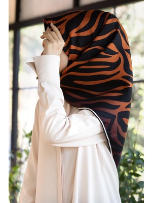 Vissona %100 Twill Ipek Zebra Desenli Taba - Siyah Renkli 90X90 Eşarp Dikim Şekli : El Dikişi