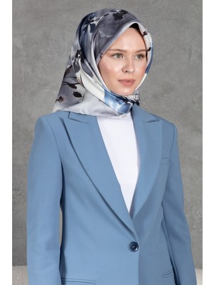 Vissona %100 Twill Ipek Çiçek Desenli Füme - Indigo Renkli 90X90 Dikim Şekli : El Dikişi Eşarp