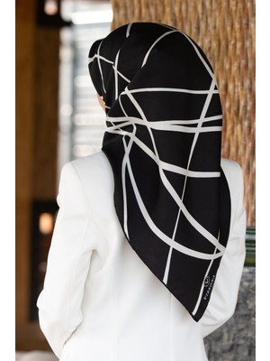 Vissona %57 Ipek %43 Viskon Twill Ipek Çizgili Desenli Siyah - Beyaz Renkli 90X90 Eşarp Dikim Şekli : El Dikişi