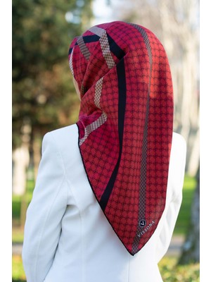 Vissona %57 Ipek %43 Viskon Twill Ipek Monogram ve Şerit Desenli Bordo - Siyah Renkli 90X90 Eşarp Dikim Şekli : El Dikişi
