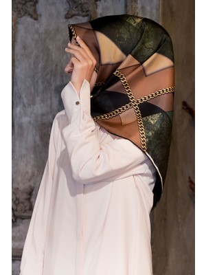 Vissona % 57 Ipek % 43 Viskon Twill Ipek Taş Efekti Desenli Petrol Yeşili - Siyah Renkli 90X90 Eşarp Dikim Şekli : El Dikişi