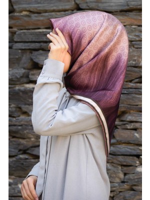 Vissona 100% Twill Ipek Monogram Desenli Pudra Renkli 90X90 Dikim Şekli : El Dikişi Eşarp