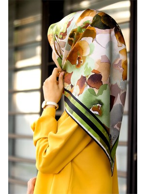 Vissona % 57 Ipek % 43 Viskon Twill Ipek Sulu Boyalı Çiçek Desenli Haki - Vizon Renkli 90X90 Eşarp Dikim Şekli : El Dikişi