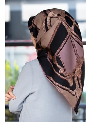 Vissona % 57 Ipek % 43 Viskon Twill Ipek Gold Efektli Geometrik Desenli Pudra - Gri Renkli 90X90 Eşarp Dikim Şekli : El Dikişi
