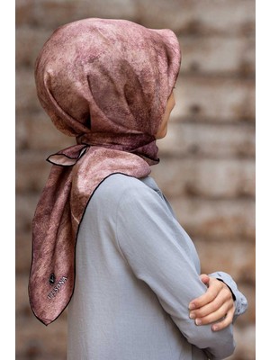 Vissona %100 Twill Ipek Doku Desenli Pudra Renkli 90X90 Eşarp Dikim Şekli : El Dikişi