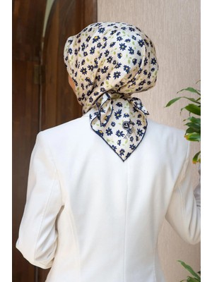 Vissona %100 Twill Ipek Papatya Desenli Krem - Lacivert Renkli 90X90 Eşarp Dikim Şekli : El Dikişi