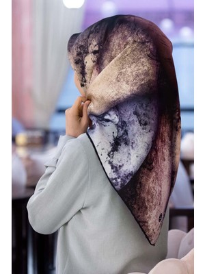Vissona % 57 Ipek % 43 Viskon Twill Ipek Dokulu ve Geometrik Desenli Pudra - Gri Renkli 90X90 Eşarp Dikim Şekli : El Dikişi