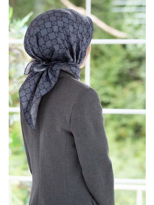 Vissona % 57 Ipek % 43 Viskon Twill Ipek Monogram Desenli Gri Renkli 90X90 Eşarp Dikim Şekli : El Dikişi