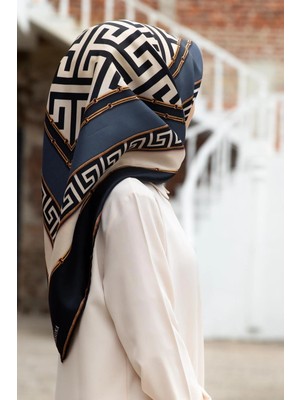 Vissona %100 Twill Ipek Labirent ve Geometrik Desenli Lacivert - Indigo Renkli 90X90 Eşarp Dikim Şekli : El Dikişi