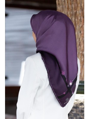 Vissona %100 Twill Ipek Kenar Motifi Çiçek Desenli Mürdüm - Siyah Renkli 90X90 Eşarp Dikim Şekli : El Dikişi