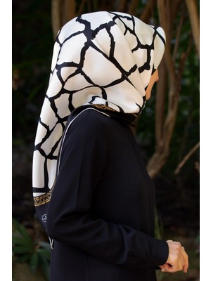 Vissona % 57 Ipek % 43 Viskon Twill Taş Desenli Krem - Siyah Renkli 90X90 Eşarp Dikim Şekli: El Dikişi