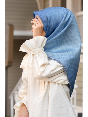 Vissona % 57 Ipek % 43 Viskon Twill Ipek Monogram Desenli Bebe Mavisi Renkli 90X90 Eşarp Dikim Şekli : El Dikişi