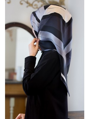 Vissona %57 Ipek %43 Viskon Twill Ipek Geometrik Fırça Izi Desenli Siyah - Gri Renkli 90X90 Eşarp Dikim Şekli : El Dikişi