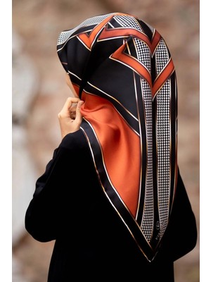 Vissona %100 Twill Ipek Kareli Kazayaklı Desenli Taba - Siyah Renkli 90X90 Eşarp Kenar Dikiş Şekli El Dikişli
