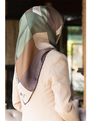 Vissona %100 Twill Ipek Geometrik Desenli Haki - Bakır Renkli 90X90 Eşarp Dikim Şekli : El Dikişi