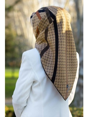 Vissona %100 Twill Ipek Monogram ve Şerit Desenli Bej - Siyah Renkli 90X90 Eşarp Dikim Şekli : El Dikişi