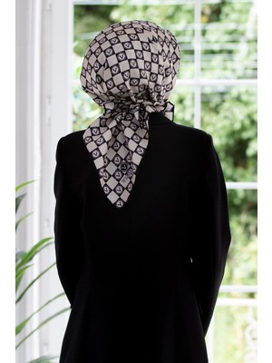 Vissona %100 Twill Ipek Monogram Desenli Siyah - Krem Renkli 90X90 Eşarp Dikim Şekli : El Dikişi