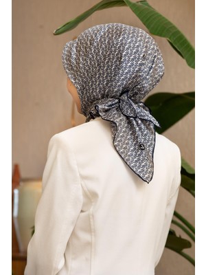 Vissona %100 Twill Ipek Çizgi Desenli Krem - Lacivert Renkli 90X90 Eşarp Dikim Şekli : El Dikişi