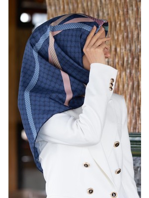 Vissona %57 Ipek %43 Viskon Twill Ipek Monogram ve Şerit Desenli Indigo - Pudra Renkli 90X90 Eşarp Dikim Şekli : El Dikişi