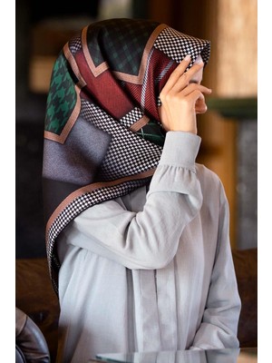 Vissona %100 Twill Ipek Kazakayaklı ve Ekose Desenli Siyah - Zümrüt Yeşili Renkli 90X90 Eşarp Dikim Şekli : El Dikişi